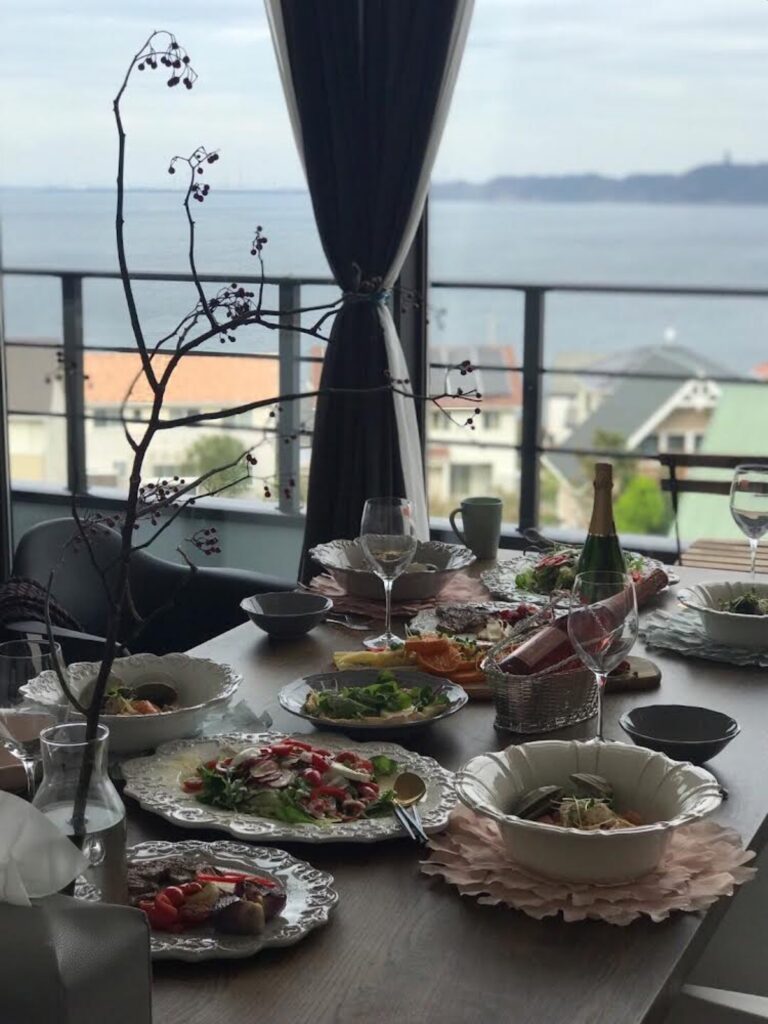 바다가 보이는 창가에 여러 접시가 차려진 식탁